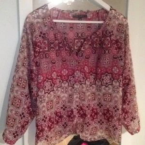  - Supersöt och sval blus. Endast använd 1 gång.