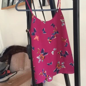  - En somrig knappt använd top ifrån oasis i stl xs/s. Säljs då den bara glöms bort o garderoben. 