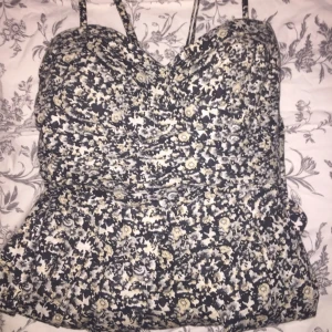  - Söt sommarklänning som ger fantastisk figur med fickor
Kan skicka bättre bilder om så önskas 
