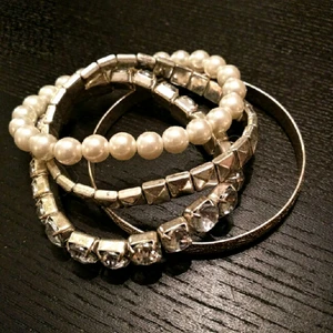  - Armband med elastisk tråd