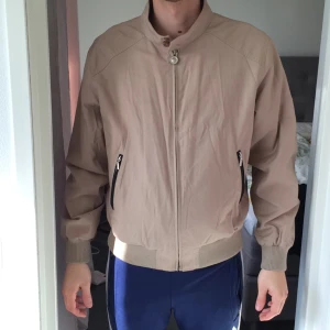  - Schysst herrvårjacka från brothers, märket Petroff. Märkt XL men passar även L. Fint skick.