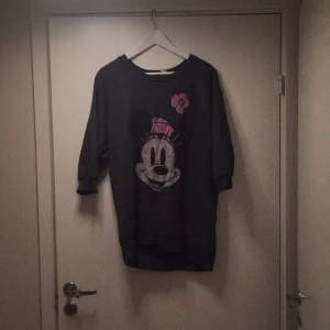  - Jag säljer min lite längre mimmiitröja ifrån H&M i storlek 36 då den inte blivit använd så mycket. Den är använd, men i bra skick. Jag tycker den är storleksenlig!