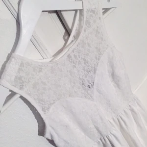  - En fin sommarklänning beställd från Nelly! Har tyvärr aldrig kommit till användning! 