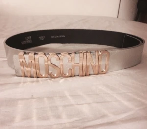  - Jättesnyggt Moschino skärp i silver. Fick det i fel färg och har därför knappt använt det. Dustbag och söt låda kommer med! Har gjort ett eget hål i skärpet längre in än de andra hålen.

Kan skickas emot fraktkostnad eller mötas runt om Stockholm! Priserna på alla mina saker kan diskuteras då jag vill bli av med allt! 
