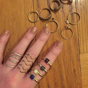  - Ringar i olika storlekar, 5kr per finger och övriga på golvet vill jag ha 5kr styck för. 

Edit: ringarna på långfingret är sålda! 
