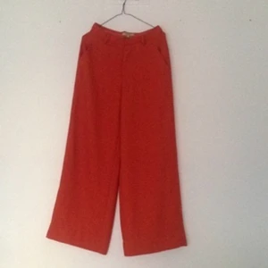  - Skitsnygga utsvängda orange kostymbyxor från Whyred. Sparsamt använda.
