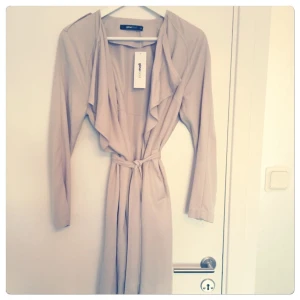 - Populär trenchcoat från Gina tricot.
Helt ny med etiketten kvar!