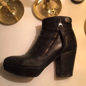  - Svarta Acne Track i storlek 38. Dessa är väl använda och ganska slitna och säljs därför för ett förmånligt pris 
Går att fräscha upp ordentligt hos en skomakare om man vill det 
Skickar fler bilder på förfrågan. Säljs för 800 kr eller högstbjudande.