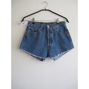  - Levi's 501 high waisted shorts. Aldrig använda! Passar XS/S. Frakt 56kr✨