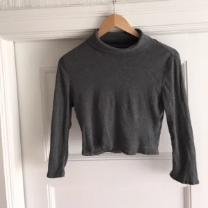  - Grå magtröja med liten krage från Episode! Knappt använd! Köparen står för eventuell frakt 