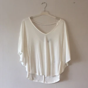  - En lite finare tröja från VILA som aldrig har används. Snygga runda detaljer och har även en öppen rygg. PRIS 80kr💫