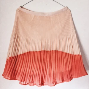  - Söt kjol med ljus rosa samt aprikos färgade lager. Dragkedja där bak. Kommer från ett spontanköp, märket är Broadway.