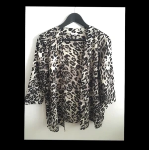  - Tunn och härlig leopard färgad kofta:) 

Rök & djurfritt hem! 
Kan skickas mot fraktkostnad.

