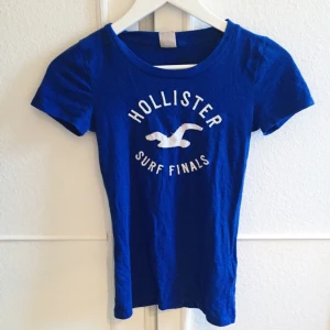  - Denna snygga t-shirt är från Hollister! Den är i gott skick! 