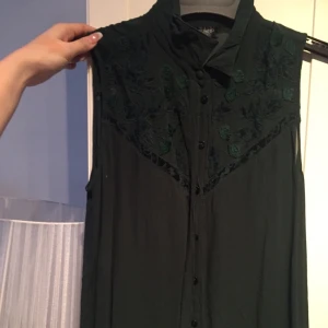  - PASSAR 36-38-40
FRÅN TOPSHOP
Rättvisare bild på färgen kan ordnas vid intresse! 
Mörk grön! 
