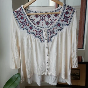  - Jättesöt, gräddvit och mjuk tröja från Urban outfitters. Lite längre baktill och knäppning framtill så den även går att bära som en tunn kofta. Ärmarna är 3/4. Använd ett fåtal gånger och i fint skick! 