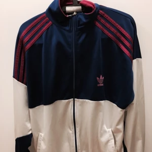  - Snygg retro wct adidaströja! I snyggt vintageskick ✨👆🏼, vit, marinblå och lila!