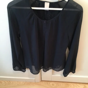  - Nästintill oanvänd blus med spetsmönster inuti som syns även fastän det är på insidan.