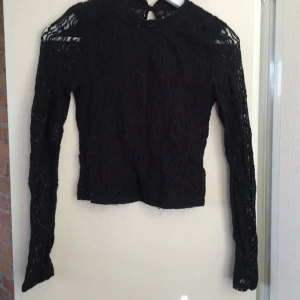  - Spetströja med transparent spetsrygg. Använd men i bra skick. 