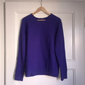  - 100% Wool

Superfin tröja från &other Stories i en stark blå färg. Fina detaljer och helt i ull. Varm! 
Nästintill oanvänd så i fint skick! 

Kan mötas i Sthlm eller så betalar köparen frakt.
Swish! 