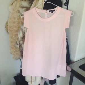  - 🎀Söt skir blus från MQ, knappt använd🎀