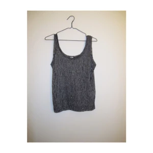  - Glittrigt transparent linne från Bikbok i storlek XS. Frakt 14kr ✨