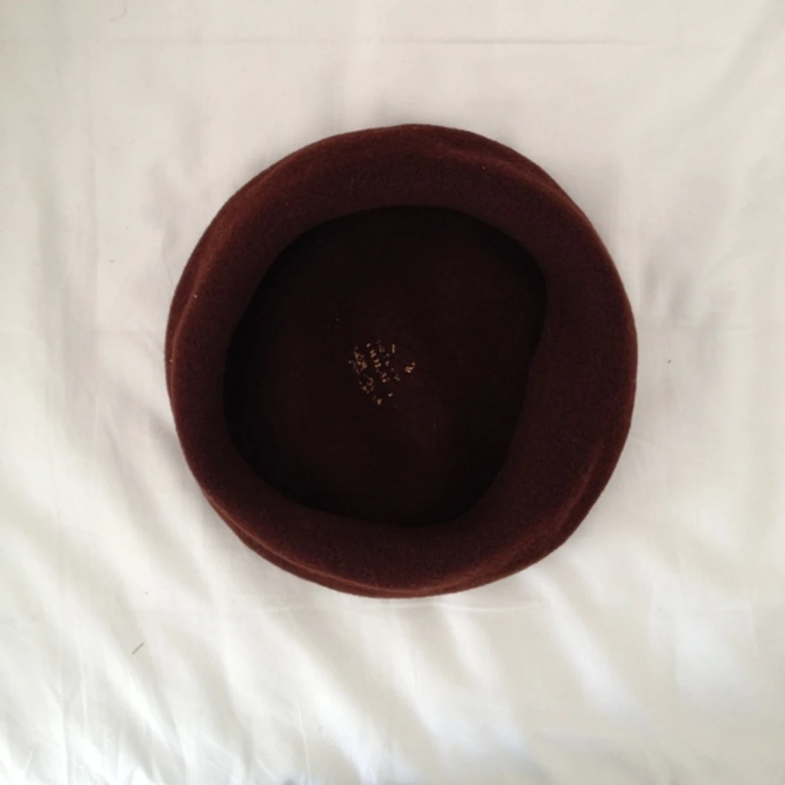 Mörkbrun basker i fint filtmaterial. Passar litet huvud! - 1379770067