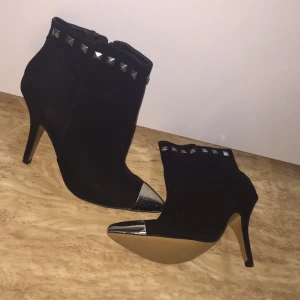  - Säljer mina snygga skor, riktigt snygga med stabila klackar! Aldrig haft dom utomhus! 

Nypris: 599:- 
Från Depeche 