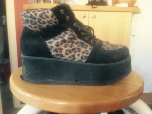  - Platåskor, knappt använda storlek 37. 60 kr, hämtas i Stockholm eller skickas mot fraktkostnad. 
