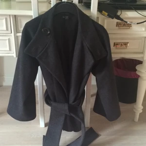  - Snygg kappa/ jacka från Zara, sparsamt använd och i fint skick! Säljer pga garderobsrensning! Kan fraktas 🎈