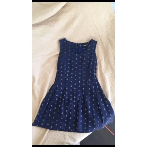  - Jättefin klänning med små vita ankaren på. Helt oanvänd då den är för stor. Kan mötas upp i Sthlm/Uppsala samt skicka men då står köparen för frakten :) 