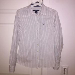  - Figursydd GANT-skjorta dam, aldrig använd. Storlek 36, passar en S. Vit med marinblåa ränder. Väldigt snygg på och passar till mycket! Nypris ca 1000 kr. Kan skicka fler bilder vid intresse.
Tar swish!