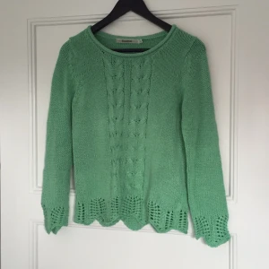  - En grön stickad tröja. Perfekt till solkyssthy i sommar.