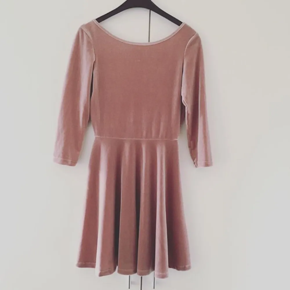 Velvet beige/pinky dress from American Apparel, it's a large but AA sizes are tiny so I'd say it fits a medium or even a small. Never used! . Klänningar.