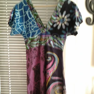  - Desigual klänning,, som ni vet olika både fram o bak,, detta är framsidan,, säljer allt i Desigual för 300kr ej andvänt pga viktuppgång