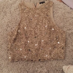  - Glittrig söt topp passar till fest även andra tillfällen, använd 1 gång