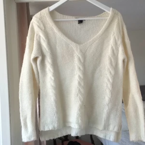  - Stickad tröja från H&M med vacker urringning.