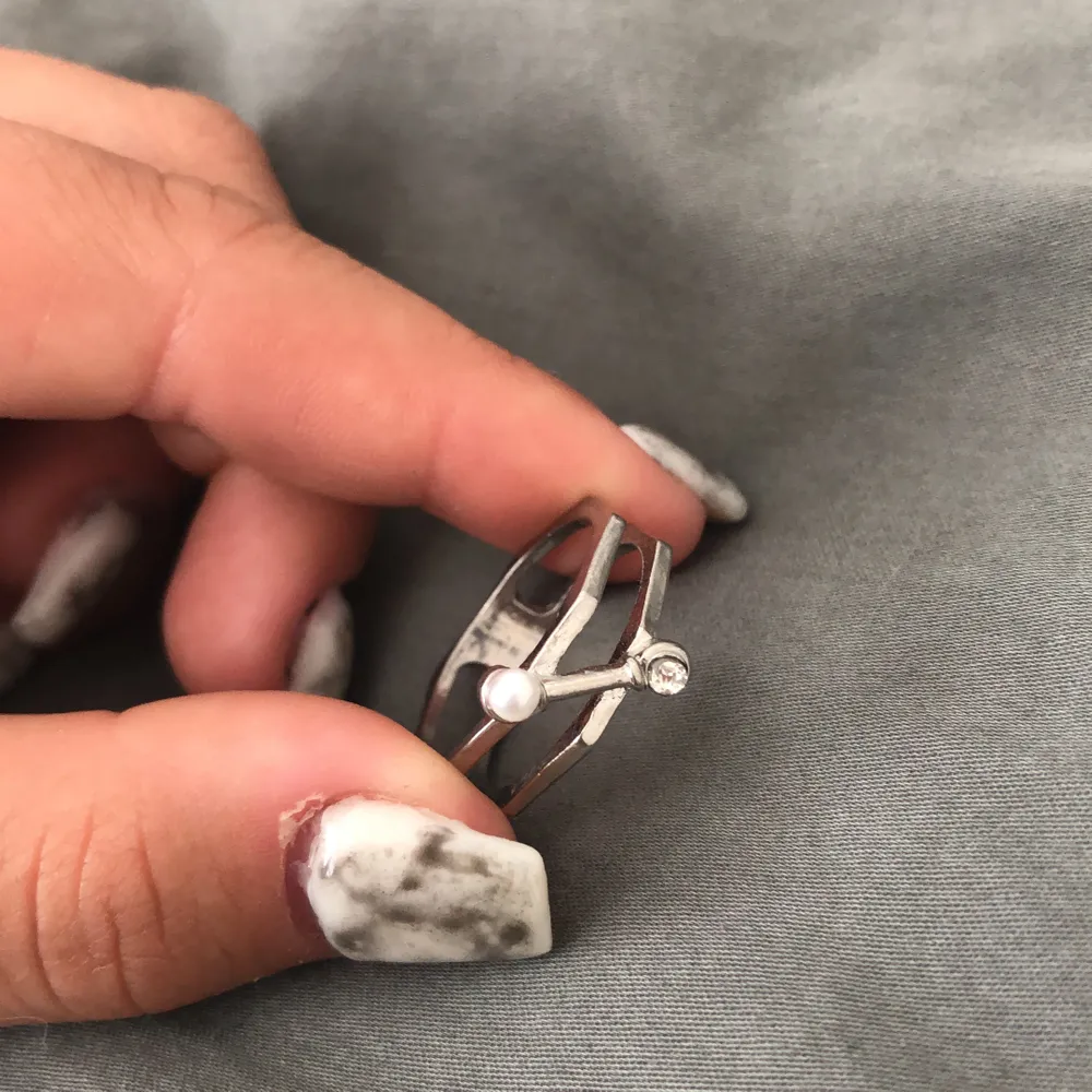 Säljer denna fina ringen som jag köpte för jättelänge sen på någon loppis tror jag, sedan på grund av att jag inte använder silver ringar längre, mycket bra skick❤️. Accessoarer.