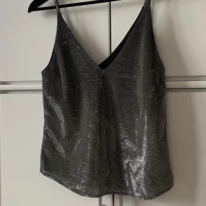 Glittrig topp - Har lagt ut innan. Köparen står för frakt. Går att mötas upp i Jönköping:)