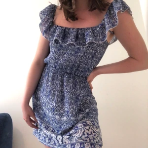 Ljusblå sommarklänning🦋 - Superfin sommarklänning perfekt nu när det börjar bli lite varmare✨ Superskönt material och så himla fint mönster! Säljer pga att den börjar bli för liten🥰 möts upp i Uppsala annars står köpare för frakt. 