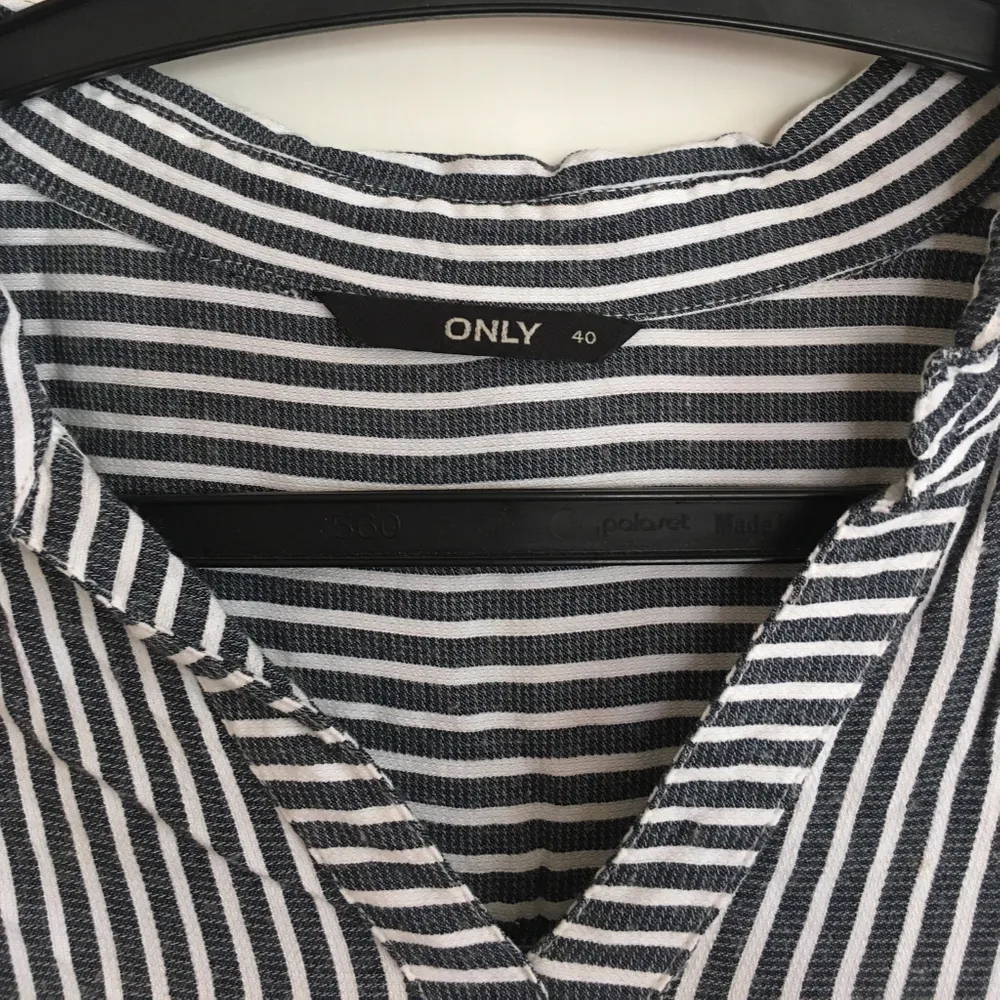 Randig skjortklänning från Only, använd ca 2 gånger! Faller superfint och är i nyskick.. Klänningar.