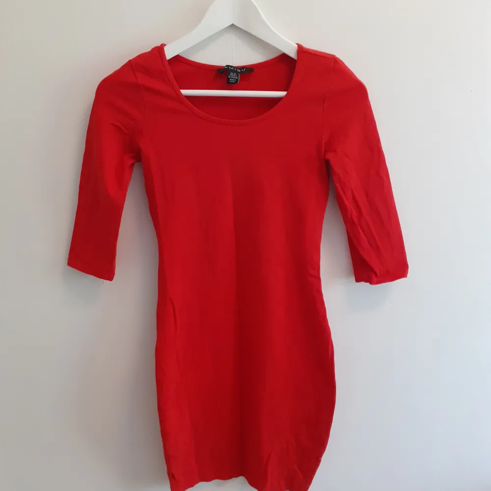 En röd tight klänning. Storlek 34! 60 kr, frakt ingår🌸. Klänningar.