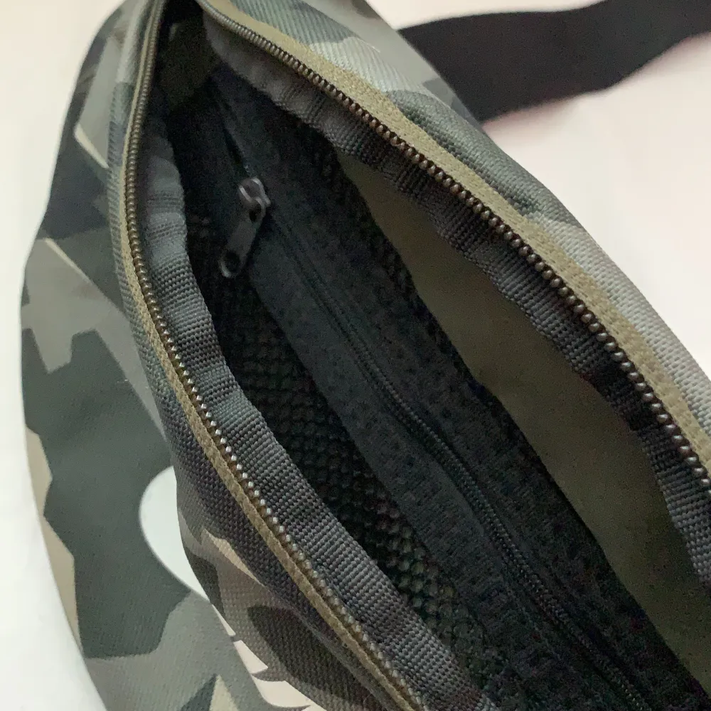 Jätte fin Nike Axel/höftvöska med 3 fickor i militärgrön . Väskor.