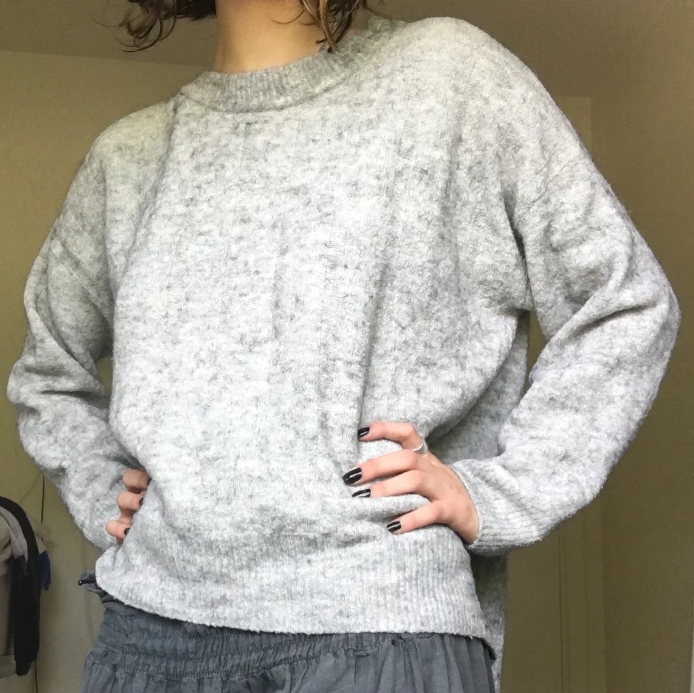 En mysig grå tröja från H&M, har använt den rätt mycket men den är fortfarande i väldigt bra skick! Använder den tyvärr inte så mycket längre men den är verkligen jättemysig. Uppskattad storlek är M men då den är oversized för mig som är s-sx frakt: 22 kr. Tröjor & Koftor.