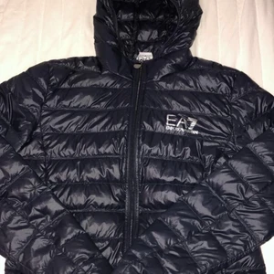 Armani Jacka Blå - Äkta 6 månader gammal Armani jacka. Ingår Armani jackan, påsen, allt som ingick i förpackningen kommer med. Pris kan diskuteras 