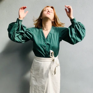 Omgjord skjorta - REMAKE_SECONDHAND_CUSTOM-MADE  Skjorta med puffig ärm  Strl ca M, fråga om exakt mått  Avhämtning i midsommarkransen eller frakt 63kr (spårbart)  //  Har du en skjorta du vill att jag gör om? Hojta, så fixar jag! 