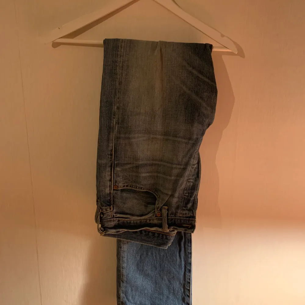 Jättefina Levis jeans i bra skick, som nya :) köpta second hand men bara använda av mig 1 gång 🌟. Jeans & Byxor.