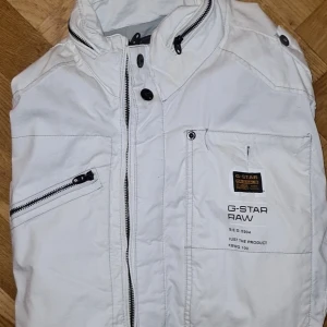 G-star - "XXL" men liten i storleken då jag som har 40-42 i jackor ej kan stänga. Äkta och i bra skick. G-star jackor brukar köpas för ca 1200-1500 men har ingen aning då den är vintage och har "ärvt" den från en tidigare generation! Angett pris ör exklusive frakt