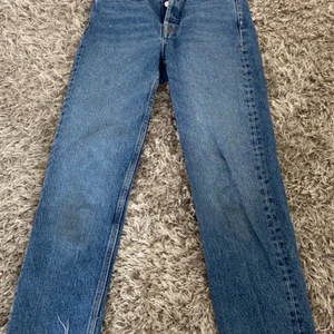 Zara mom jeans - Säljer mina försmå straght jeans från zara. Säljs för 75 kr. Buda annars