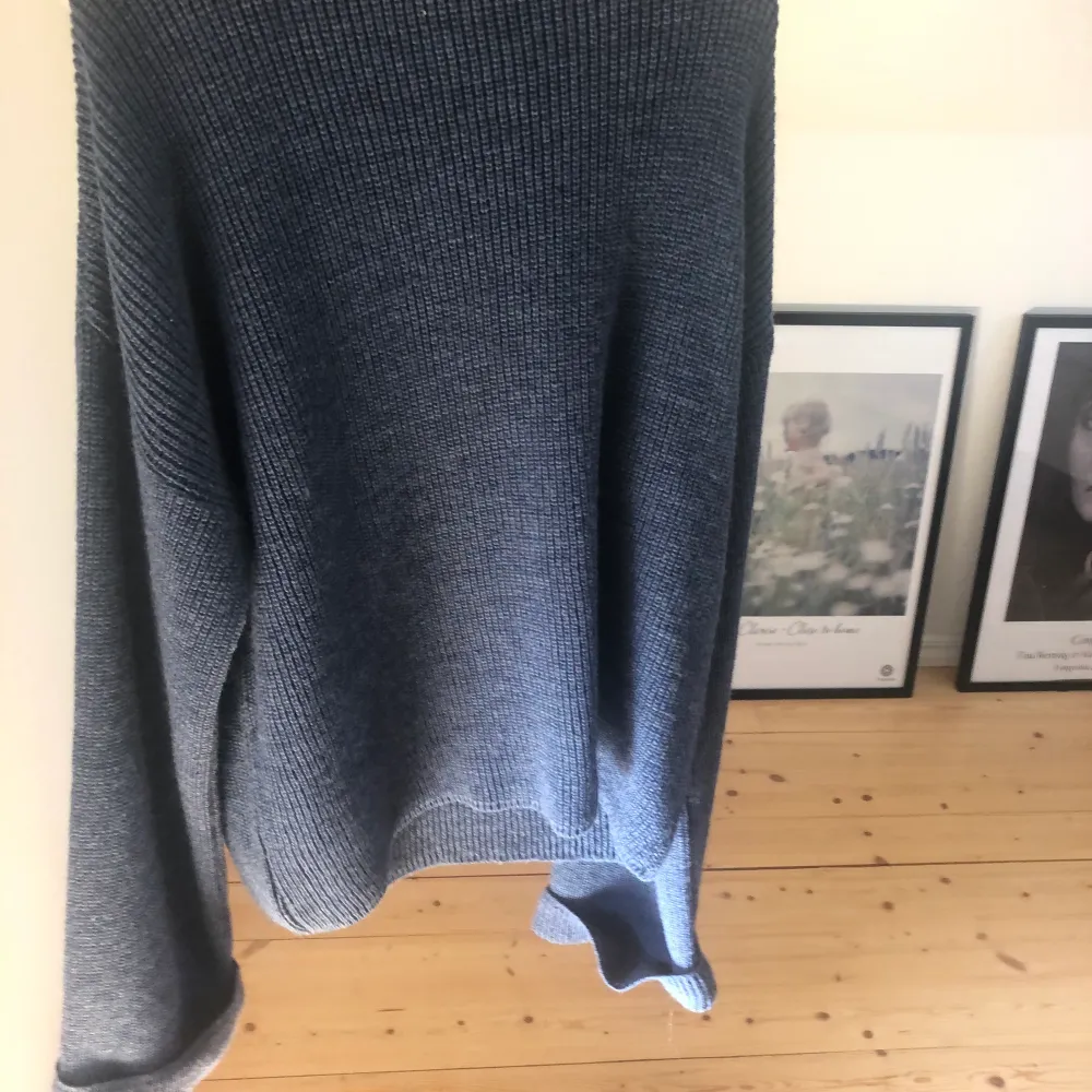Mörkblå stickad tröja från NAKD, säljer för har 2 likadana!🐚☀️ exklusive frakt om man inte kan mötas upp!. Stickat.
